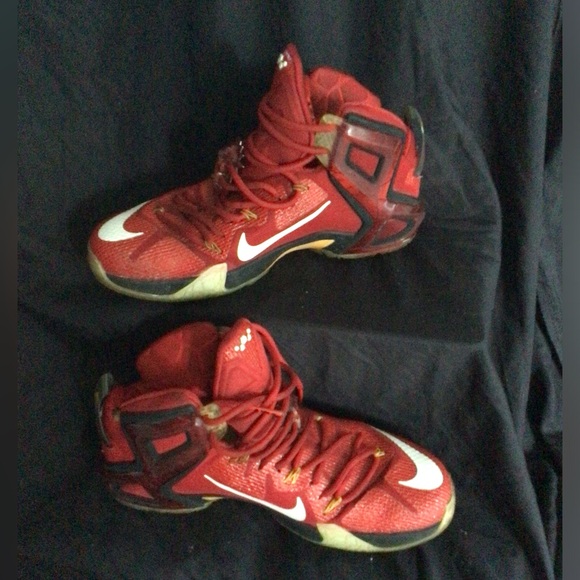 Red Nike lebron james mens sneakers - Picture 4 of 4
